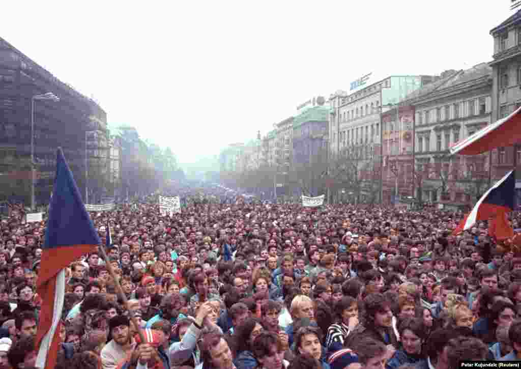 21 листопада, на п&#39;ятий день масових акцій протесту, на вулиці Праги вийшли понад 200 тисяч людей
