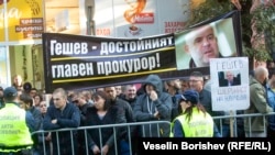 "Гешев - шерифът на народа" и други плакати се виждат по време на демонстрация в подкрепа на Иван Гешев през октомври 2019 г.