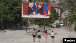 Не верят в искренность сограждан и сами ленингорцы. Подобные обращения в больших количествах стали поступать в органы власти сразу после августовской войны