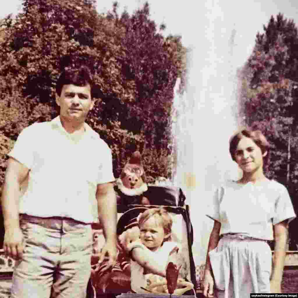 Усик у дитинстві з батьком і старшою сестрою.Бідність поклала край ранній мрії Усика стати професійним футболістом. Батько сказав йому, що сім'я більше не може дозволити собі платити за тренування чи форму, натомість він запропонував синові зайнятися боксом