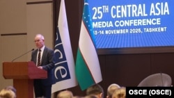 ЕККУнун медиа эркиндиги боюнча өкүлү Ян Брату Ташкент шаарында эл аралык конференциянын ачылышында, 13-ноябрь, 2025-жыл