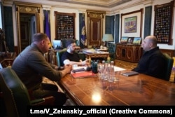 Зліва направо: голова ОП Андрій Єрмак, президент Володимир Зеленський, секретар РНБО Рустем Умєров, 22 липня 2025 року