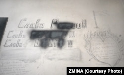 Надписи и рисунки, оставленные на стене ИВС в Херсоне российскими военными
