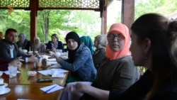 Qırım siyasiy mabusları soy-soplarınıñ Rusiye prezidentiniñ Qırımdaki vekili Oleg Belaventsevniñ ziyaret etilmesi muzakere etile (video)