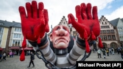 Фигура, изображающая руководителя России Владимира Путина, которую установили незадолго до демонстрации украинцев в немецком Франкфурте, 11 октября 2024 года