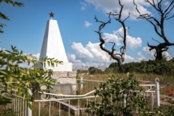 Городище, Україна. Меморіальний обеліск на околиці села. Напис на ньому говорить: «Стій, низький уклін! Вони віддали свої життя за ваше щастя! Вічна слава воїнам-селянам, загиблим на фронтах Великої Вітчизняної війни. 1941-1945 рр.»
