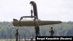 Російські військовослужбовці оснащують тактичний ракетний комплекс «Іскандер», архівне ілюстративне фото