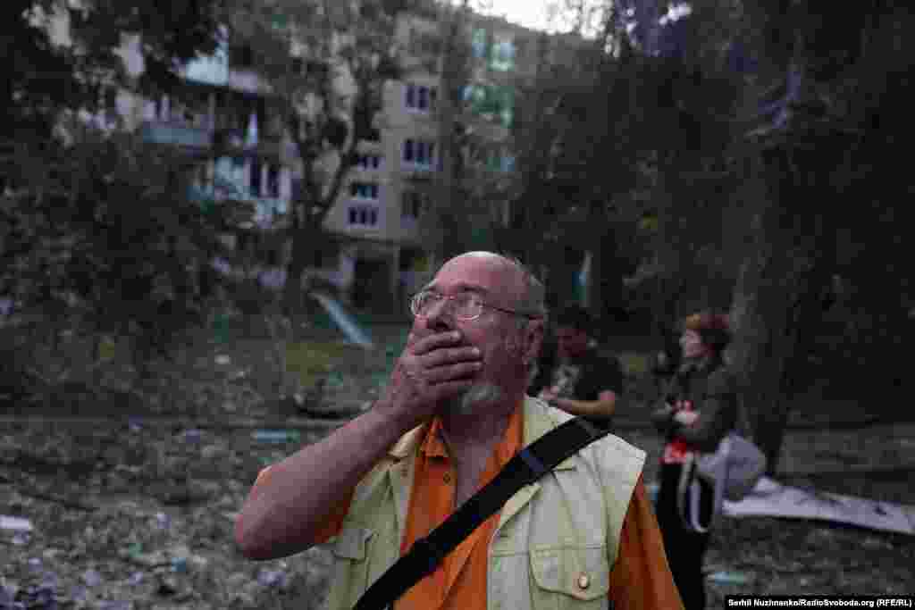 Емоції чоловіка, після того, як побачив зруйновану багатоповерхівку