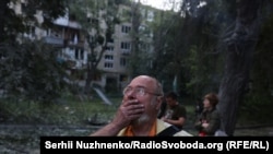 17-июндун таңы. Киевдин тургуну орусиялык чабуулдан кийин кыйраган үйдү карап турат. <br>