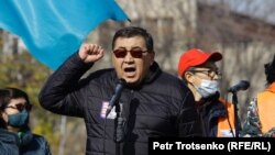 Журналист Ермұрат Бапи митингіде сөйлеп тұр. Алматы, 31 қазан 2020 жыл.