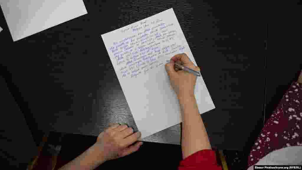 Diktant Qırım saatı ile 12:00-da (Kyiv saatı ile 11:00-da) başlap, YouTubedaki Q-TV kanalında yayınlandı