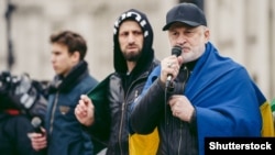 Ахмед Закаєв з українським прапором під час акції протесту проти російського вторгнення до України. Лондон, 5 березня 2022 року