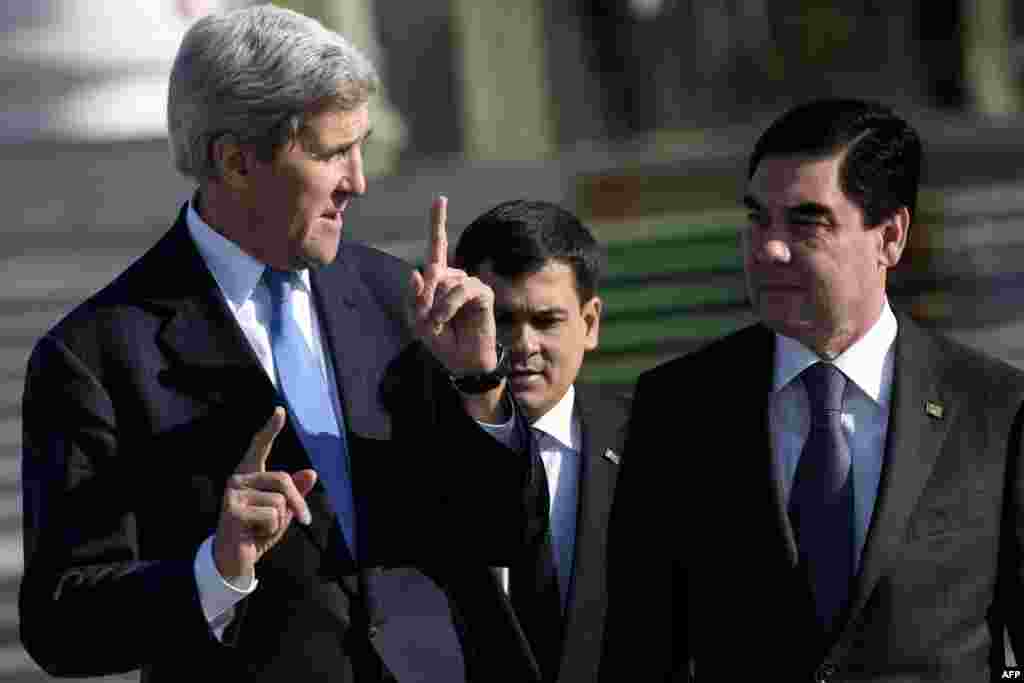 В Туркменистане Керри провел переговоры с президентом Гурбангулы Бердымухамедовым, который занял пост после смерти первого президента Сапармурата Ниязова в 2006 году.Бердымухамедов ослабил культ личности предшественника, но установил свой — на смену «Туркменбаши» (Отец всех туркмен) пришёл «Аркадаг» (Покровитель). В 2022-м Гурбангулы Бердымухамедов де-факто передал президентский пост сыну Сердару 