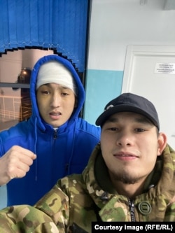 Ринат Асанов с другом в больнице Бишкека.