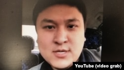 Житель Караганды Арман Хасенов, подозреваемый в «оскорблении чести и достоинства первого президента». Кадр из видеообращения Хасенова в Интернете.
