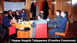 Директор Української редакції Радіо Свобода Роман Купчинський (ліворуч із піднятою рукою) під час спілкування із членами делегацією зі СШ