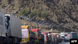 د تورخم لارې بندېدو له وجې باروړونکې لارۍ ولاړې دي - د اکتوبر ۲۱مې انځور
