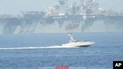 An Iranian military speedboat patrols near the USS Bataan in the Strait of Hormuz.(file photo)