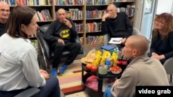 Светлана Тихановская встречается с освобожденными белорусскими политзаключенными, в числе которых ее супруг Сергей Тихановский