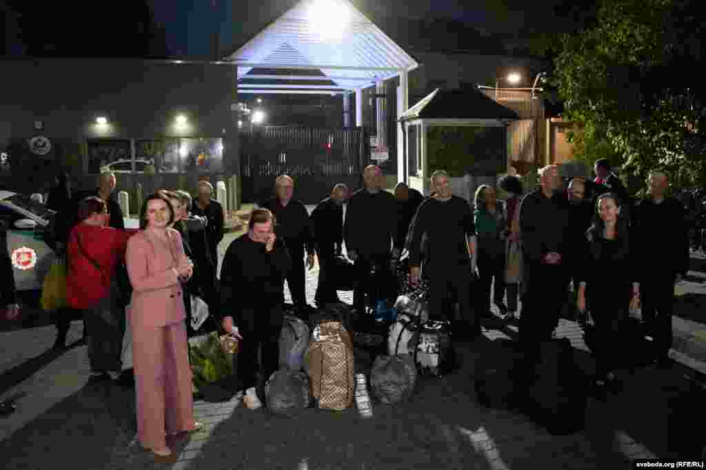 Першы здымак групы вызваленых палітвязьняў, побач зь імі Сьвятлана Ціханоўская