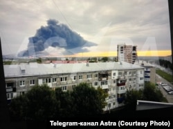 Столб дыма поднимается над Куйбышевским нефтеперерабатывающим заводом в Самарской области России после удара украинских дронов. Август 2025 года