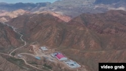 Қырғызстан тауларындағы жұмысшылар базасы. Олар елді Қытаймен жалғайтын темір жолды салып жатыр.