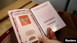 Российский паспорт, иллюстративное фото 