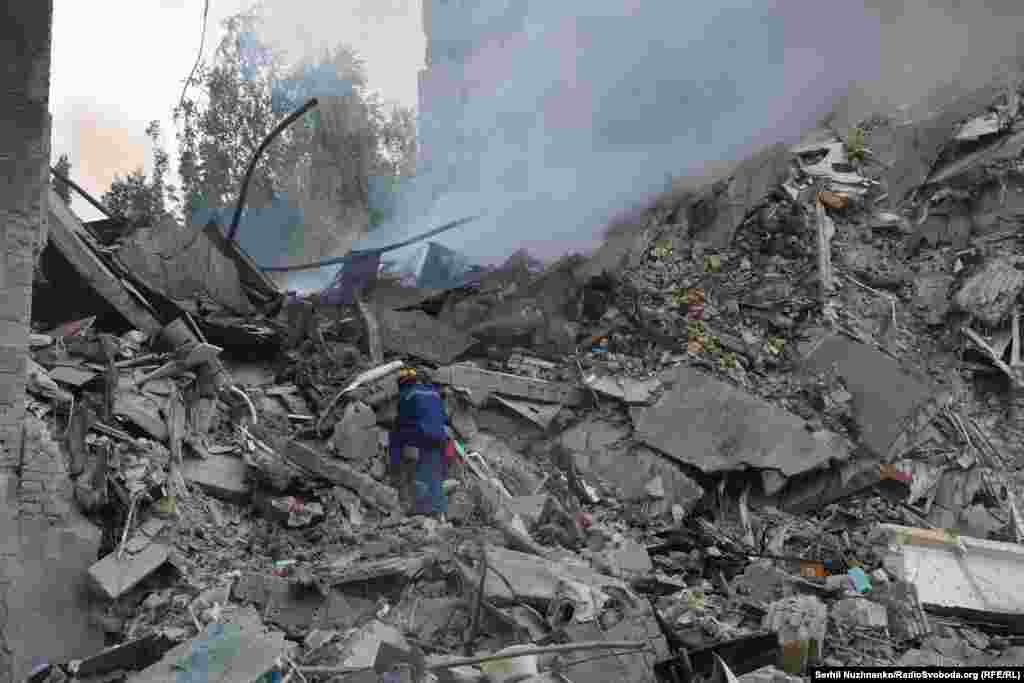 Ратаўнік у пошуках людзей, якія маглі б застацца пад заваламі.