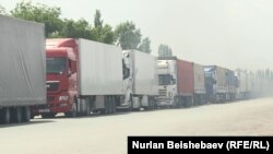 Кыргыз-казак чек арасында турган оор жүк ташуучу унаалар. 22-сентябрь, 2025-жыл.