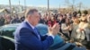 Milorad Dodik pozdravlja pristalice ispred Suda BiH u Sarajevu (fotoarhiv)