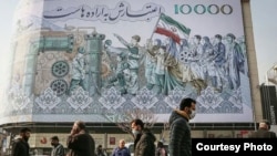 دیوارنگاره‌ای که بهمن ۱۴۰۱، پس از گذشتن نرخ دلار از مرز ۴۰ هزار تومان، در میدان انقلاب تهران نصب شد