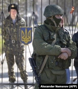 Армія РФ блокує українських військових, березень 2014 року