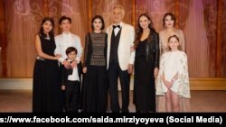 Ўзбекистон президентининг фарзандлари италиялик тенор Андреа Бочеллининг Самарқанддаги концертида. 1 сентябр, 2025 йил. Сурат Саида Мирзиёеванинг Фейсбук саҳифасидан олинган. 