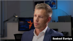 Liderul opoziției maghiare, Peter Magyar, la interviul acordat RFE/RL la Budapesta, pe 13 octombrie 2025.