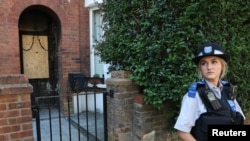 British investigators are trying to figure out why a group of four men, including two Ukrainians, were involved in setting fire to two properties and a car linked to British Prime Minister Keir Starmer. 