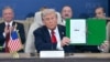 Прэзыдэнт ЗША Дональд Трамп паказвае падпісаны дакумэнт на саміце ў эгіпецкім Шарм-эш-Шэйху 13 кастрычніка 2025
