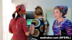 Töleg terminallaryny ulanmakda hem söwdegärleriň hem-de alyjylaryň dürli kynçylyklar bilen ýüzbe-ýüz bolýandyklary bellenilýär.