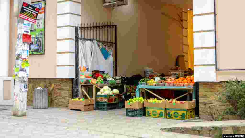 Лавка с овощами и фруктами на улице Залесской в Симферополе