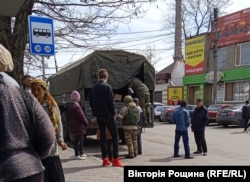 На місцевому ринку Мелітополя окупанти за 100 гривень продавали продуктові набори армії РФ. Квітень 2022 року