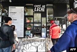 Очередь за кофе в Голливуде, Калифорния. Экономисты прогнозируют подъем цен кофе в случае введения президентом Трампом испортных пошлин. Цены кофе сейчас на рекордно высоком уровне - около 8 долларов за килограмм. 25 февраля 2025 года