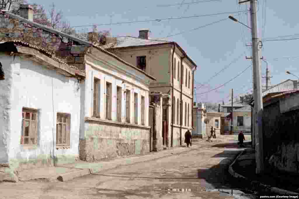 Мікрорайон у Сімферополі, радянський період, 1987 рік.Усик народився у Криму в Сімферополі в 1987 році, на той час ще в радянській Україні. Раннє дитинство Усика було безтурботним, але в 1992 році сім'я переїхала на північ України, щоб пережити економічний шторм, який послідував за розпадом Радянського Союзу. «М'яко кажучи, було важко», – згадує Усик про той період