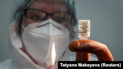 Медсестра в маске готовит для введения российскую вакцину «Спутник-V» против коронавируса в клинике в Твери. 12 октября 2020 года.