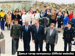 Совет армиясе каһарманнары һәйкәленә чәчәк салу