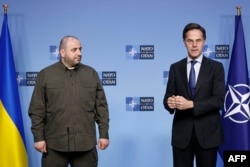 რუსტემ უმეროვი (მარცხნივ), უკრაინის თავდაცვის მინისტრის თანამდებობაზე ყოფნისას, ნატოს გენერალურ მდივან მარკ რიუტესთან ერთად თებერვალში.