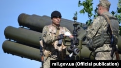 Ілюстративне фото. Українські артилеристи біля реактивної системи залпового вогню 9П140 «Ураган», 2016 рік