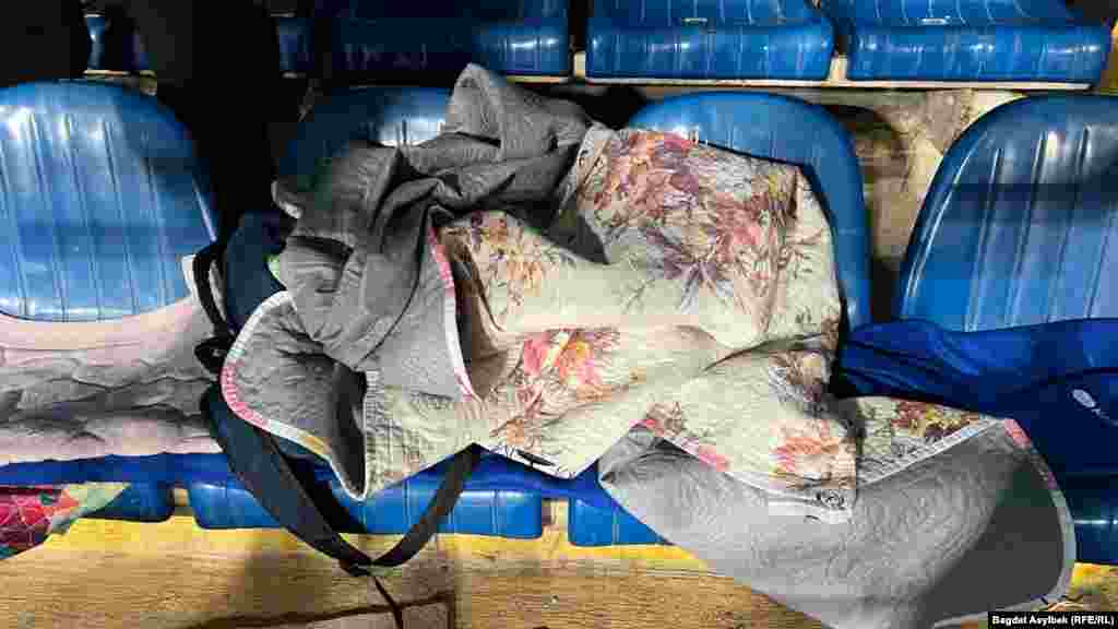 Зрители запаслись пледами и одеялами. Всего на стадионе собралось около 21 тысячи зрителей