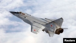 По данным МИД, три российских истребителя МиГ-31 без разрешения вошли в воздушное пространство Эстонии над Финским заливом.