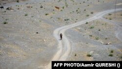 د شمالي وزیرستان په میرامشا کې یو پوځي پر سړک ګزمه کوي - پخوانی انځور.