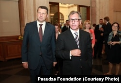 Авен (справа) и девятый президент Латвии Раймондс Вейонис на открытии художественной выставки в Риге в 2015 году