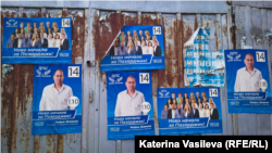 Предизборни плакати на „ДПС – Ново начало“ в квартал „Изток“ в Пазарджик, познат като ромската махала